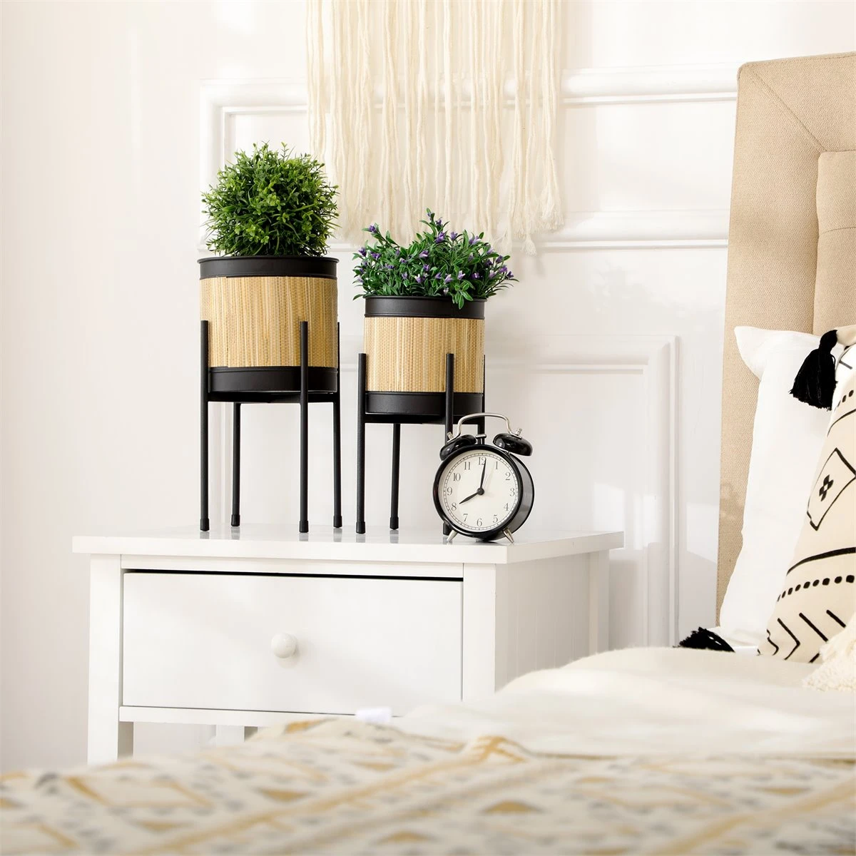 Outsunny Juego De 2 Soportes Para Plantas De Metal Cubierta De Totora Soportes Para Macetas Maceteros Redondos Para Salón Cocina Dormitorio Ø16x30 Cm Y Ø14x25,5 Cm Negro 4 Outsunny Juego De 2 Soportes Para Plantas De Metal Cubierta De Totora Soportes Para Macetas Maceteros Redondos Para Salón Cocina Dormitorio Ø16x30 Cm Y Ø14x25,5 Cm Negro - Imagen 2