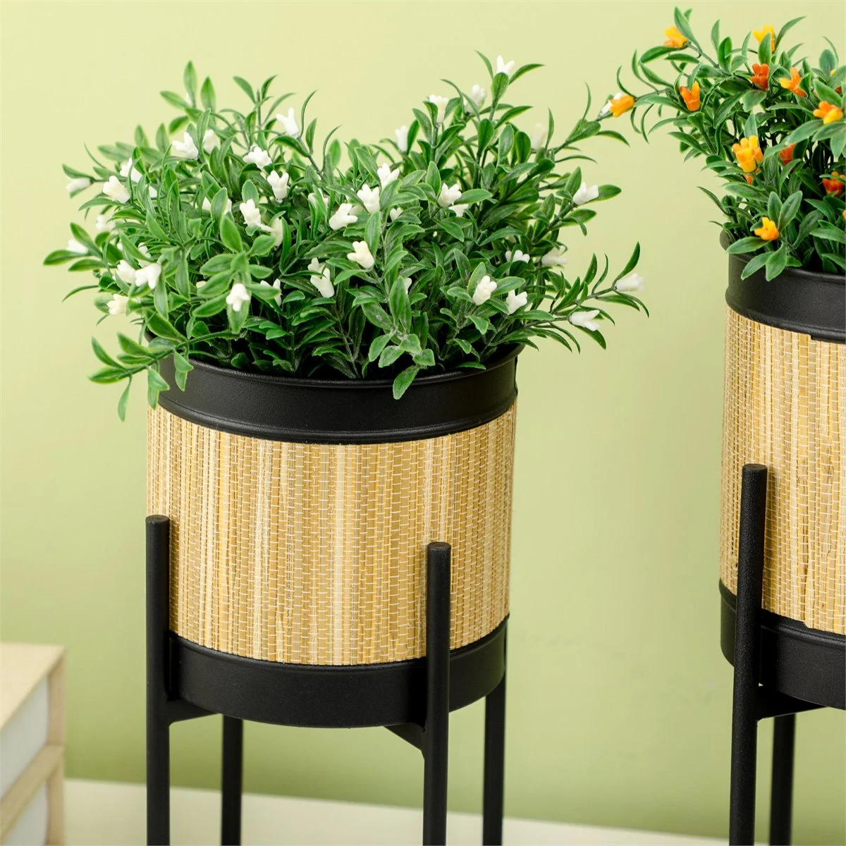 Outsunny Juego De 2 Soportes Para Plantas De Metal Cubierta De Totora Soportes Para Macetas Maceteros Redondos Para Salón Cocina Dormitorio Ø16x30 Cm Y Ø14x25,5 Cm Negro 9 Outsunny Juego De 2 Soportes Para Plantas De Metal Cubierta De Totora Soportes Para Macetas Maceteros Redondos Para Salón Cocina Dormitorio Ø16x30 Cm Y Ø14x25,5 Cm Negro - Imagen 7